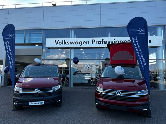 Entrée du Fleet Center avec un California et un Transporter Volkswagen en présentation. 