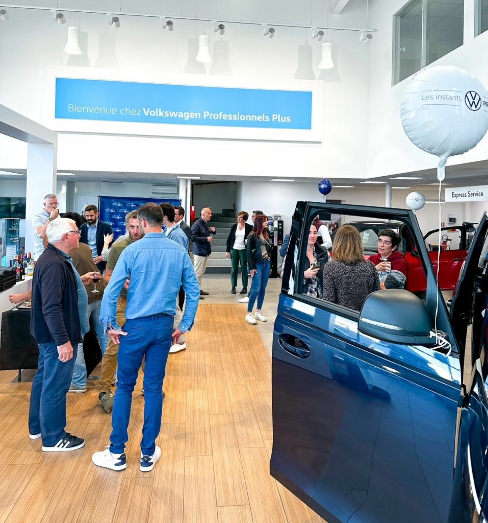 Hall du Fleet Center avec les invités et l'Expert Volkswagen pendant l'After-work. 